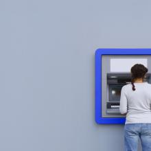 Persona sacando dinero en cajero automático - Malware en ATMs