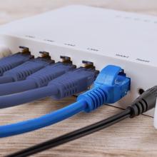 Foto de router con cables conectados - Conexiones físicas seguras